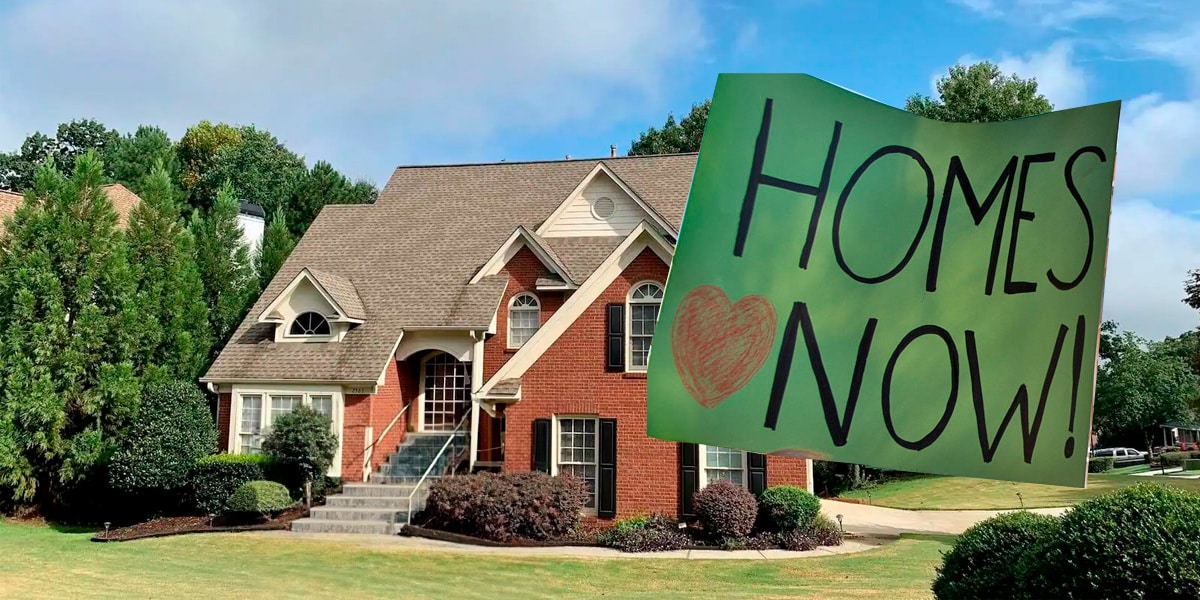 Casa en Canadá con un cartel de un canadiense que pide que se construyan más casas ahora.